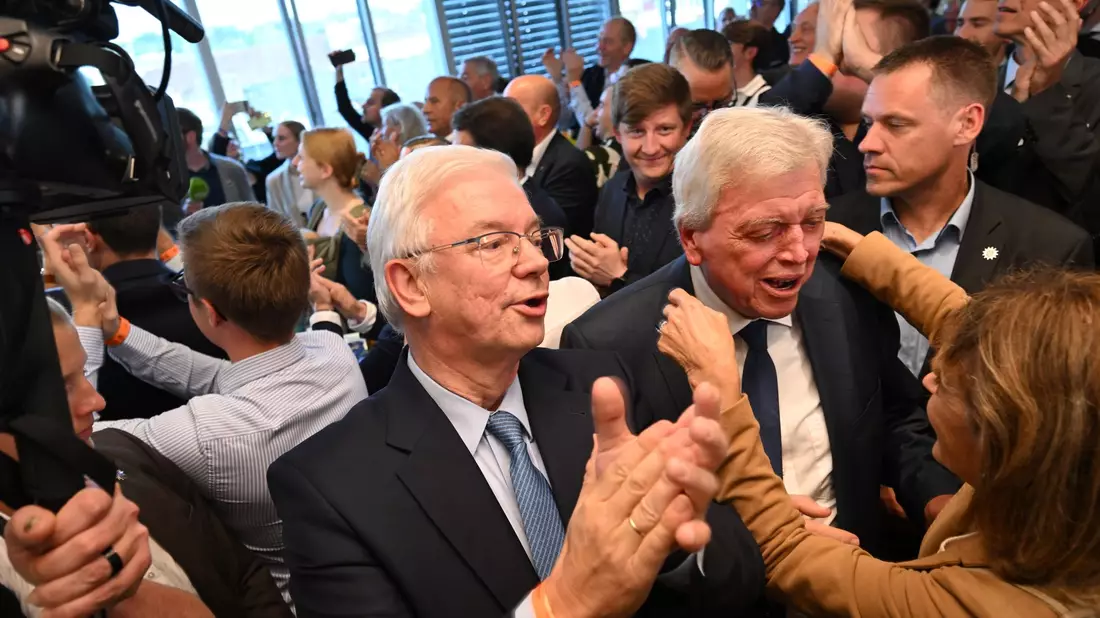 Anhänger des hessischen Ministerpräsidentens Rhein freuen sich auf der CDU-Wahlparty in Hessen. - Bild: Arne Dedert/dpa