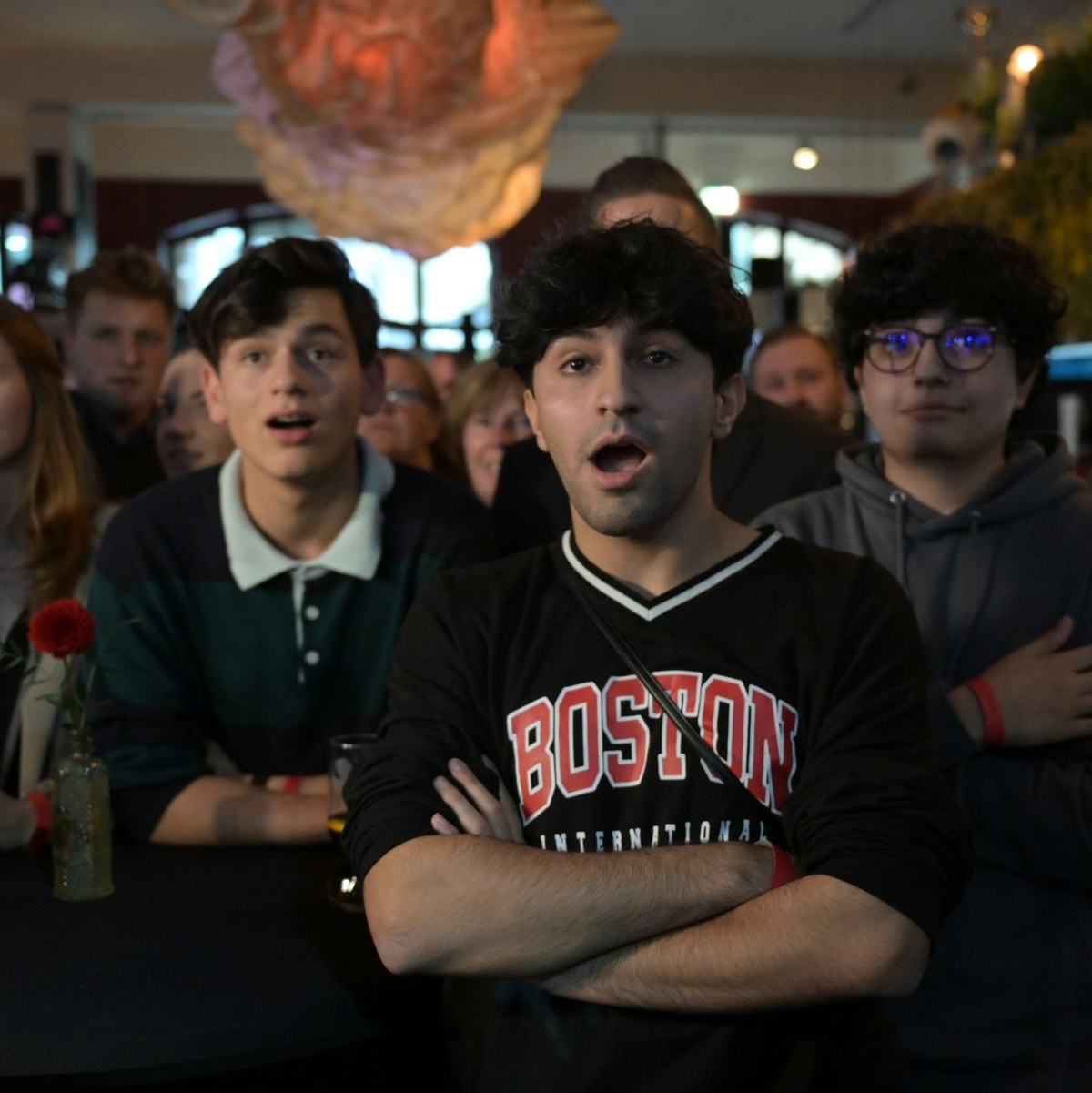 Anhänger der SPD reagieren nach der Veröffentlichung der ersten Prognose zur Landtagswahl in Hessen. - Foto: Boris Roessler/dpa