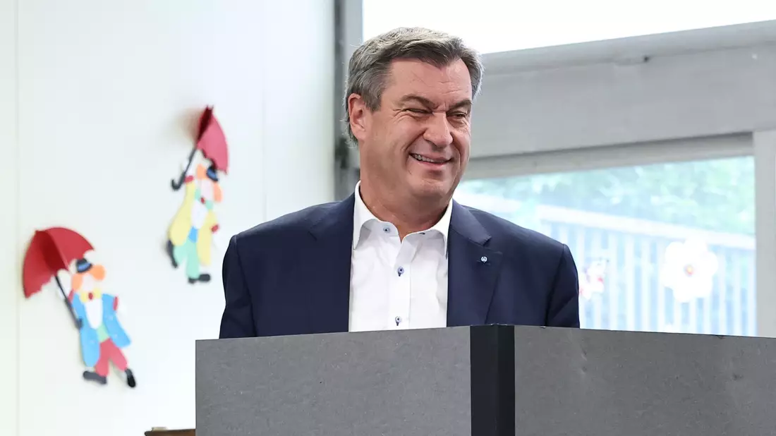Markus Söder, CSU-Spitzenkandidat und Ministerpräsident von Bayern, gibt seine Stimme ab. Seine Partei liegt vorne. - Bild: Daniel Karmann/dpa