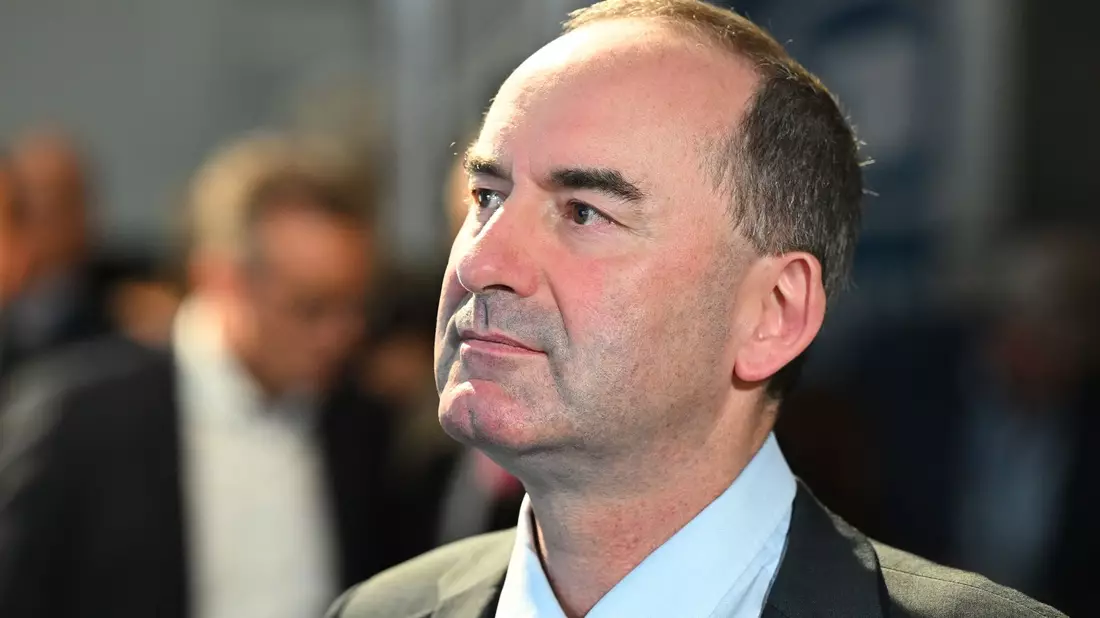 Freie-Wähler-Spitzenkandidat Hubert Aiwanger kommt nach der Bekanntgabe der ersten Prognose zur Landtagswahl in Bayern ins TV-Studio. - Bild: Sven Hoppe/dpa