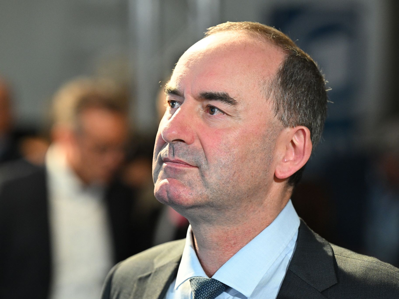 Hubert Aiwanger (l) hat das bundesweit erste Direktmandat für seine Partei geholt. - Foto: Sven Hoppe/dpa