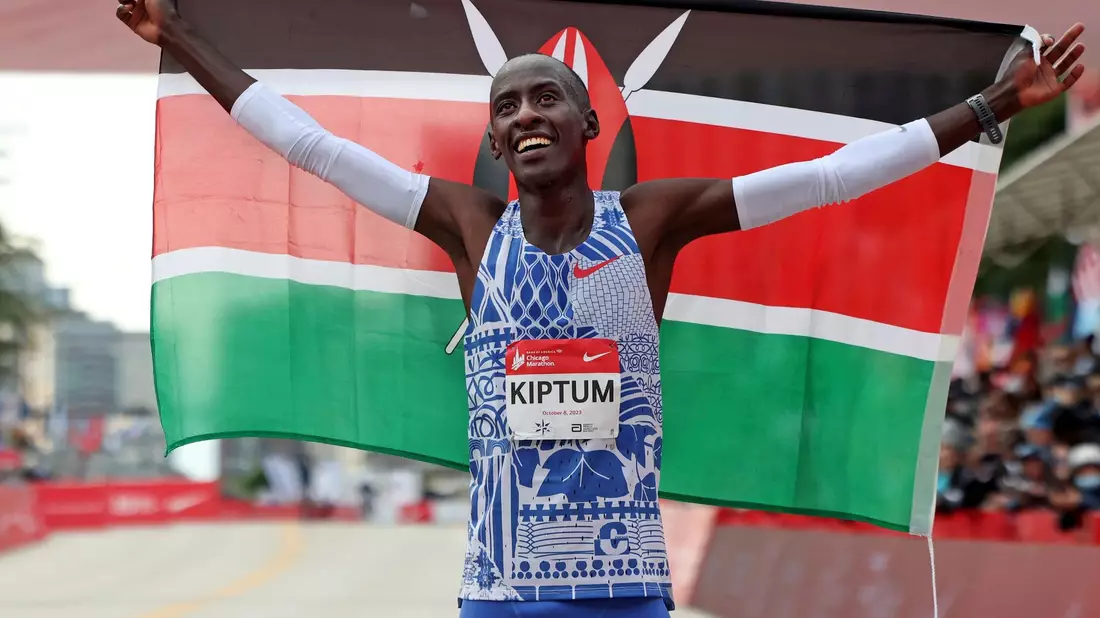Der Kenianer Kelvin Kiptum war in Chicago einen Marathon-Weltrekord gelaufen. - Bild: Eileen T. Meslar/Chicago Tribune/AP/dpa