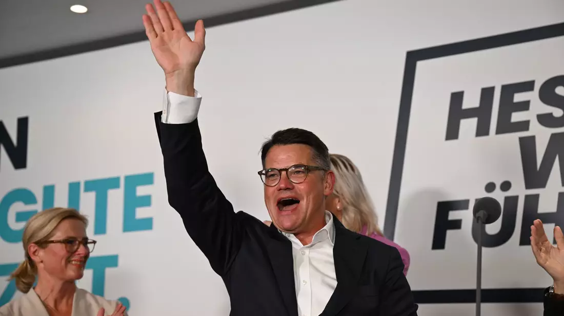 Boris Rhein, Spitzenkandidat der CDU und Ministerpräsident von Hessen, hat Grund zur Freude. - Bild: Arne Dedert/dpa