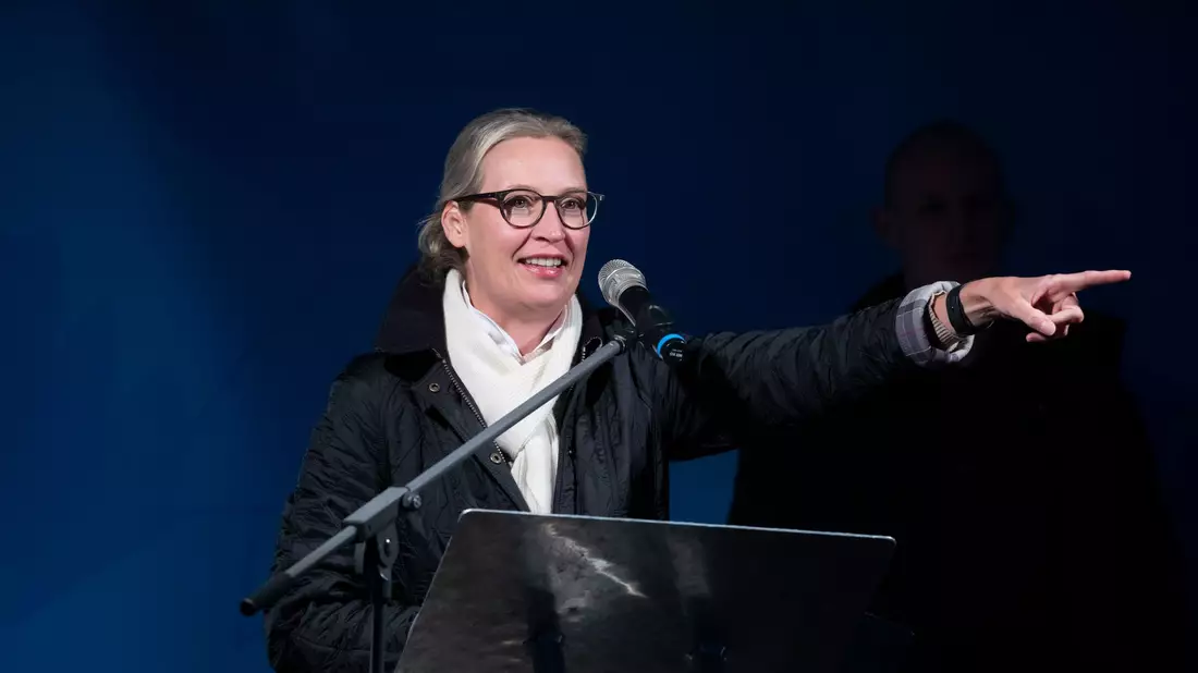 AfD-Bundesvorsitzende Alice Weidel musste zuletzt in Sicherheit gebracht werden. - Bild: Helmut Fricke/dpa