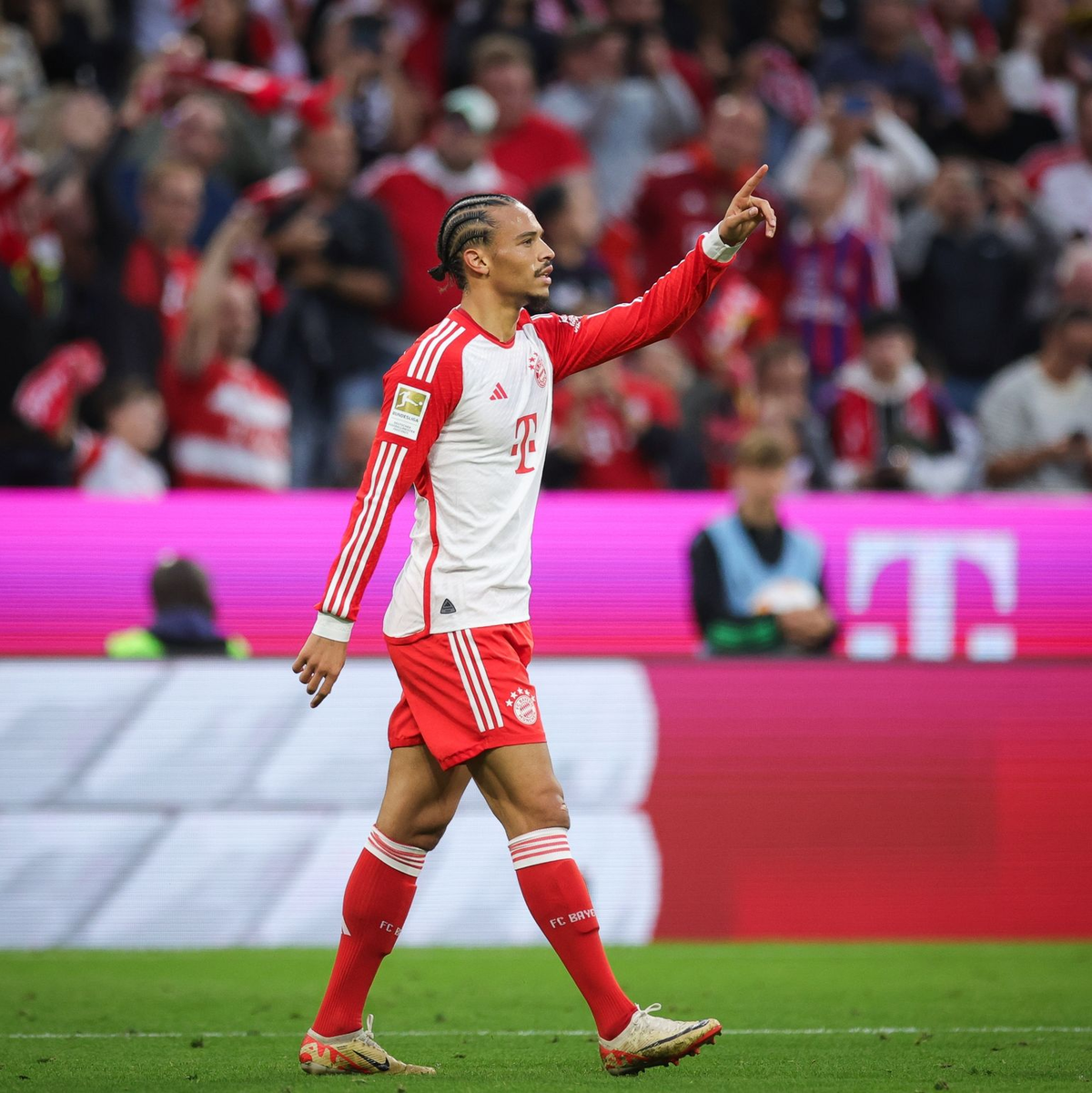 Karl-Heinz Rummenigge (l) und Uli Hoeneß auf der Tribüne der Allianz Arena. (Archivbild) - Foto: Christian Charisius/dpa