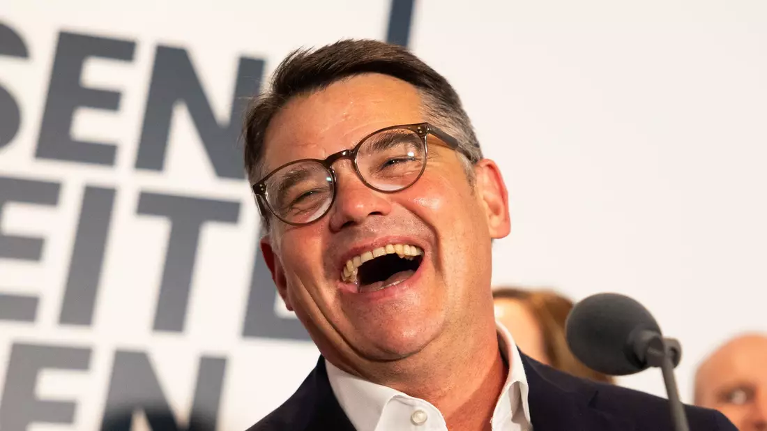 Hat als Wahlsieger Grund zur Freude: Boris Rhein (CDU), Ministerpräsident von Hessen. - Bild: Lando Hass/dpa
