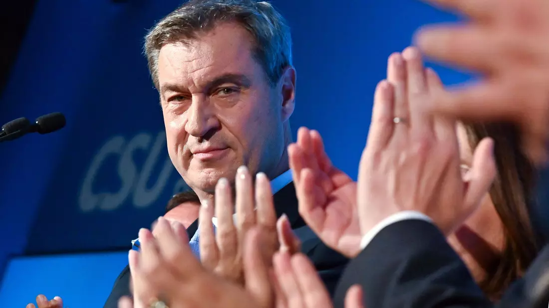 Wahlsieger Markus Söder (CSU) wird in München gefeiert. - Bild: Peter Kneffel/dpa