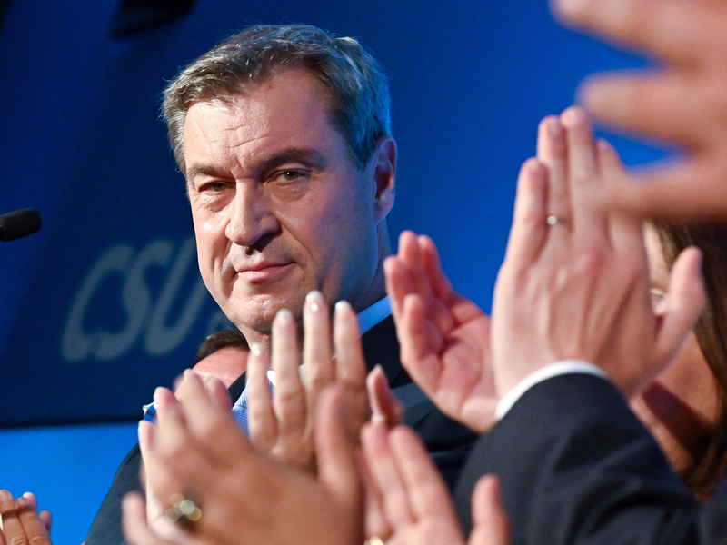 Wahlsieger Markus Söder (CSU) wird in München gefeiert. - Foto: Peter Kneffel/dpa