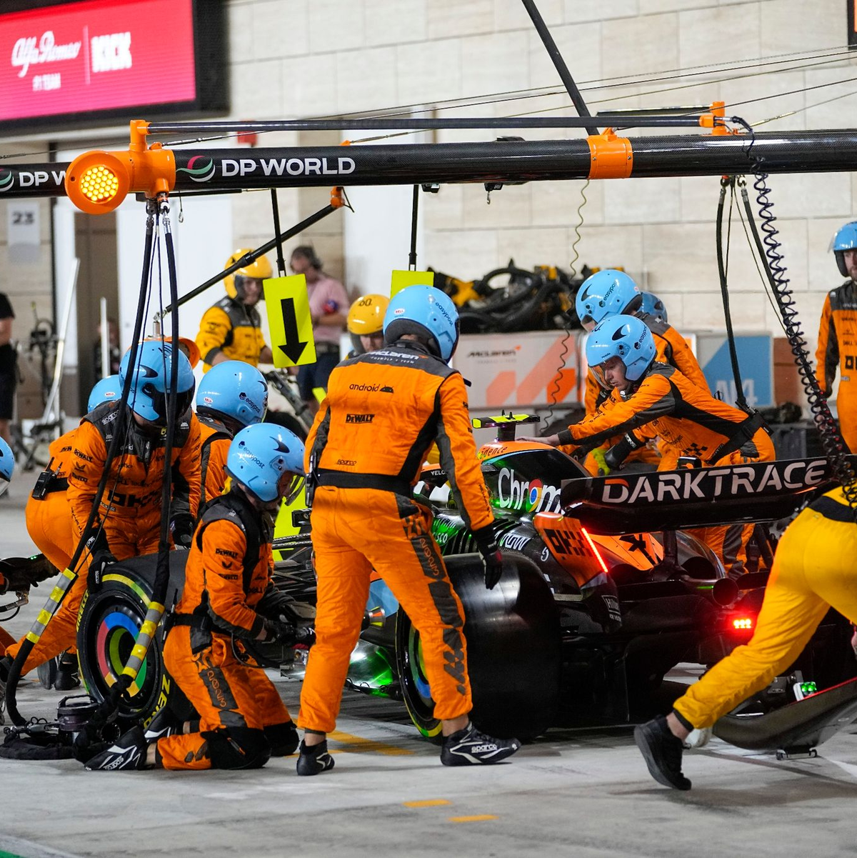 McLarens Fahrer Lando Norris (Bild) und Oscar Piastri erlebten in Katar erneut ein starkes Wochenende. - Foto: Ariel Schalit/AP/dpa