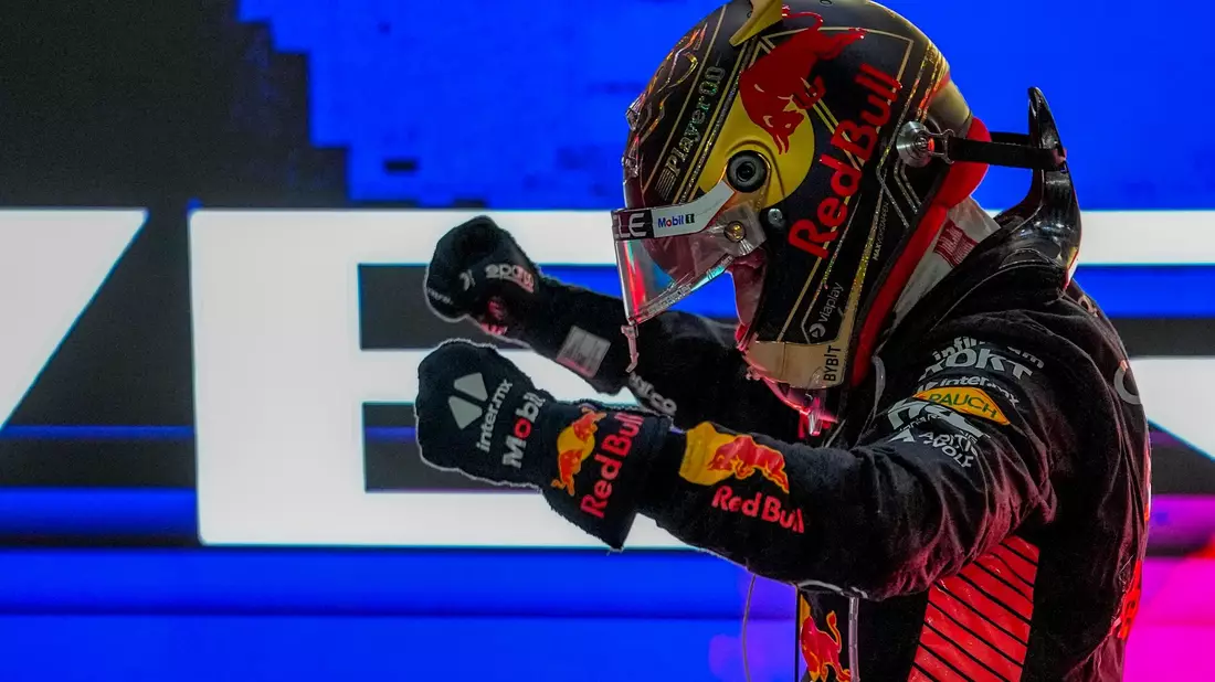 Max Verstappen vom Team Red Bull jubelt über seinen Sieg in Katar. - Bild: Ariel Schalit/AP/dpa