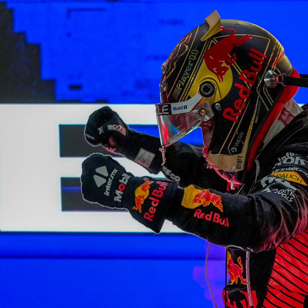 Max Verstappen vom Team Red Bull jubelt über seinen Sieg in Katar. - Foto: Ariel Schalit/AP/dpa