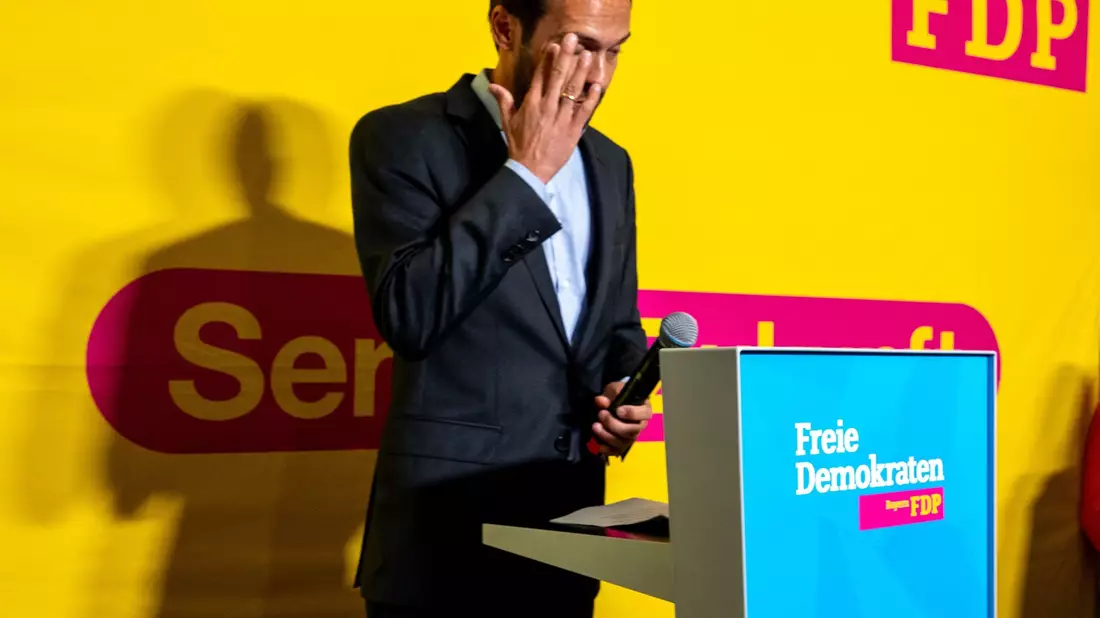 Martin Hagen (FDP) äußert sich nicht zufrieden. - Bild: Stefan Puchner/dpa