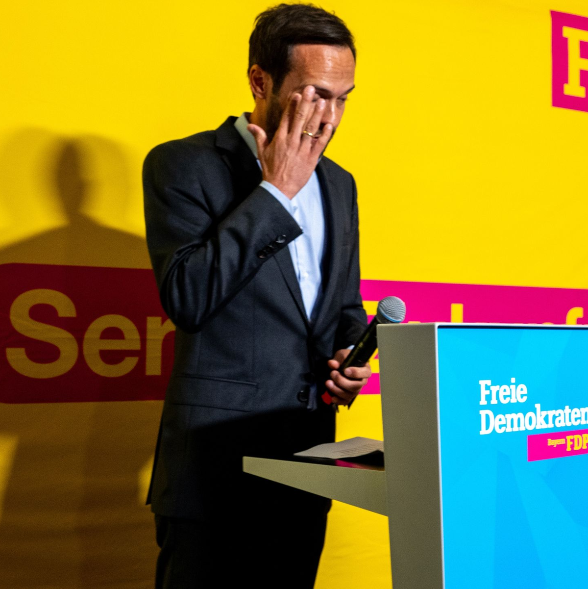 Martin Hagen (FDP) äußert sich nicht zufrieden. - Foto: Stefan Puchner/dpa