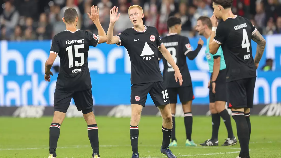 Frankfurts Hugo Larsson (r) freut sich gemeinsam mit Ellyes Skhiri nach seinem Tor zum 1:0. - Bild: Jürgen Kessler/dpa