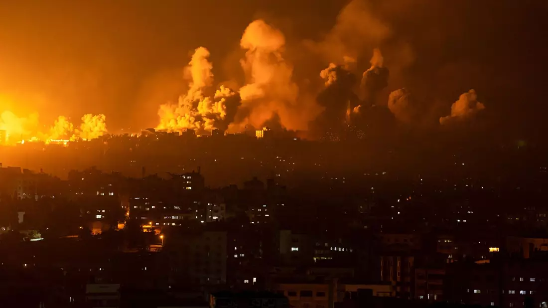 Rauch steigt nach einem israelischen Luftangriff über Gaza-Stadt auf. - Bild: Fatima Shbair/AP/dpa