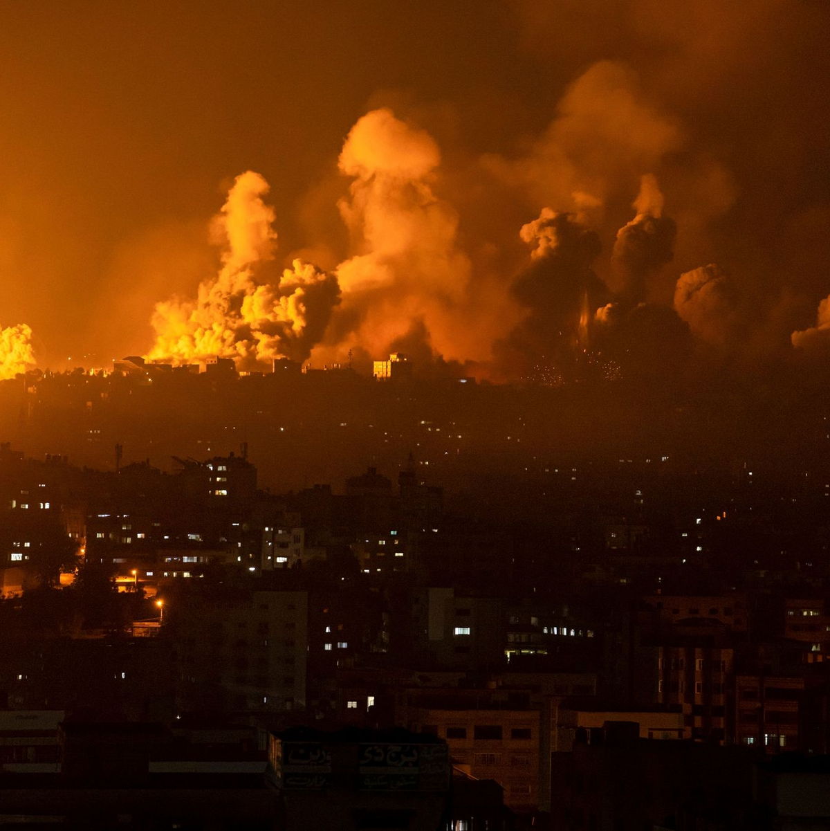 Palästinenser, die durch die israelische Bombardierung des Gazastreifens vertrieben wurden, suchen in einem Zeltlager der Vereinten Nationen in Chan Junis Schutz vor dem Winterregen. - Foto: Fatima Shbair/AP/dpa