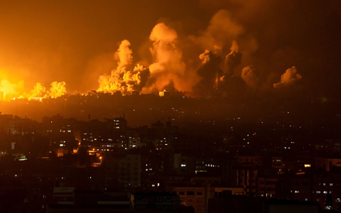Palästinenser, die durch die israelische Bombardierung des Gazastreifens vertrieben wurden, suchen in einem Zeltlager der Vereinten Nationen in Chan Junis Schutz vor dem Winterregen. - Foto: Fatima Shbair/AP/dpa