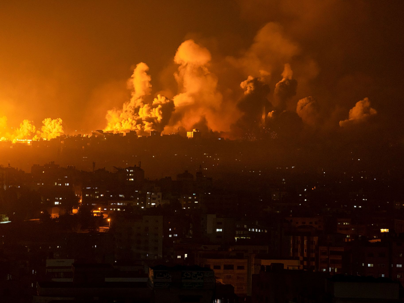 Palästinenser, die durch die israelische Bombardierung des Gazastreifens vertrieben wurden, suchen in einem Zeltlager der Vereinten Nationen in Chan Junis Schutz vor dem Winterregen. - Foto: Fatima Shbair/AP/dpa