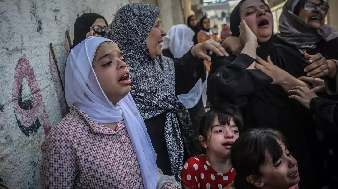 Ein Palästinenser begutachtet in Rafah die Zerstörung eines Hauses nach einem israelischen Luftangriff, bei dem eine Person getötet wurde. - Bild: Abed Rahim Khatib/dpa