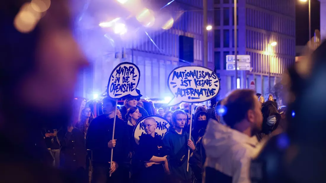 Teilnehmer der Initiative gegen Rechts demonstrieren gegen das Wahlergebnis der AfD bei den Landtagswahlen in Hessen. - Bild: Alex Kraus/dpa