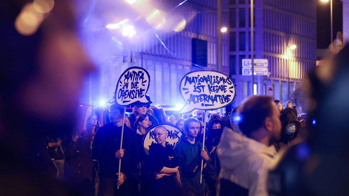 Teilnehmer der Initiative gegen Rechts demonstrieren gegen das Wahlergebnis der AfD bei den Landtagswahlen in Hessen. - Foto: Alex Kraus/dpa