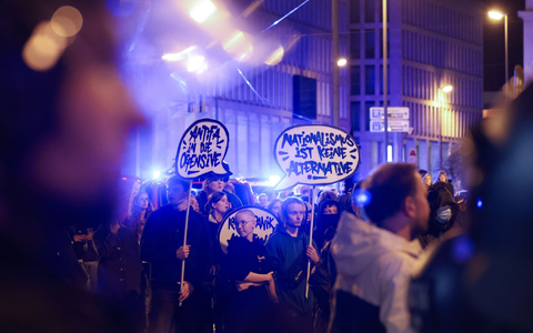 Teilnehmer der Initiative gegen Rechts demonstrieren gegen das Wahlergebnis der AfD bei den Landtagswahlen in Hessen. - Foto: Alex Kraus/dpa