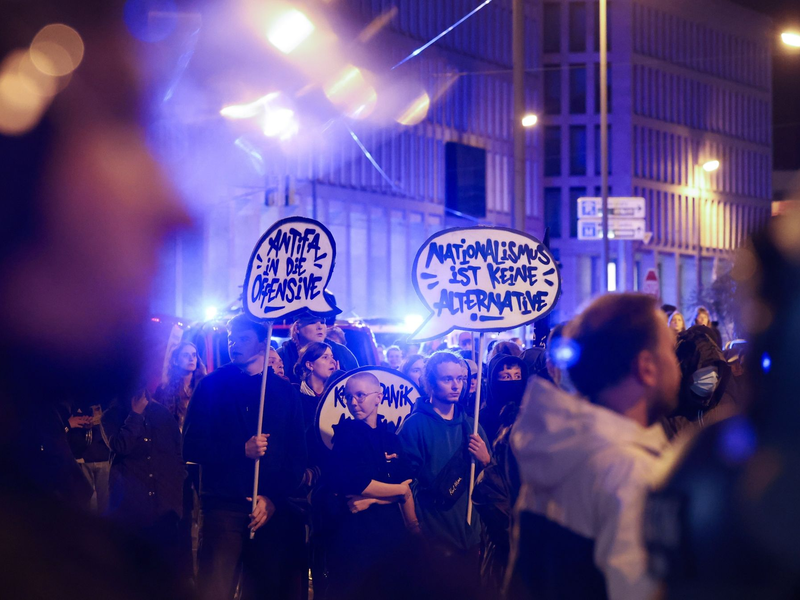 Teilnehmer der Initiative gegen Rechts demonstrieren gegen das Wahlergebnis der AfD bei den Landtagswahlen in Hessen. - Foto: Alex Kraus/dpa
