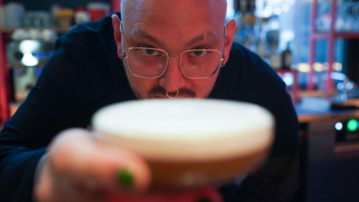 Barchef Frederik Schefferski bereitet im «Jing Jing» einen Cocktail zu. - Foto: Marcus Brandt/dpa