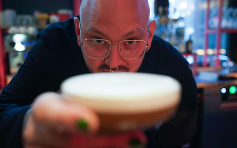 Barchef Frederik Schefferski bereitet im «Jing Jing» einen Cocktail zu. - Foto: Marcus Brandt/dpa