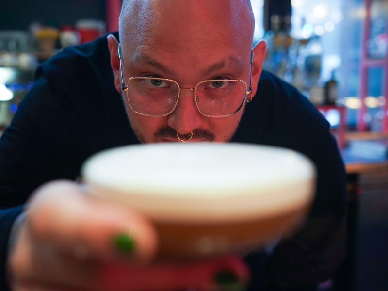 Barchef Frederik Schefferski bereitet im «Jing Jing» einen Cocktail zu. - Foto: Marcus Brandt/dpa