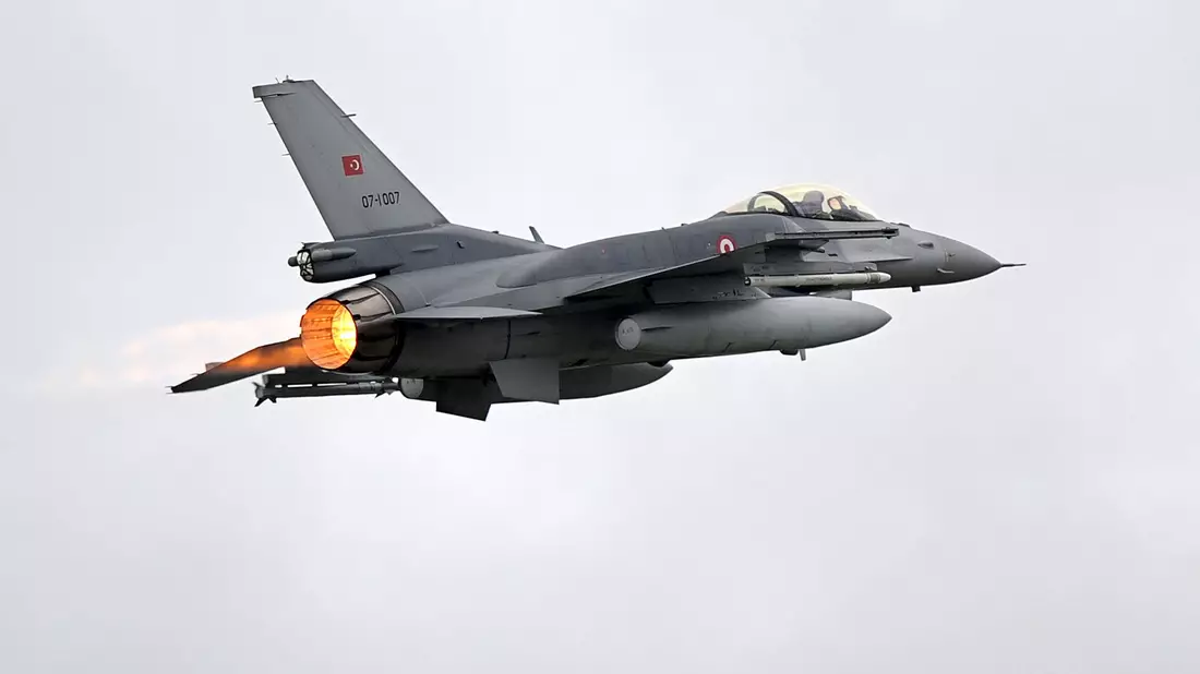 Ein Kampfflugzeug der türkischen Luftwaffe vom Typ F-16. (Symbolbild) - Bild: Ingo Wagner/dpa