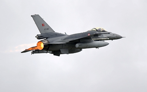 Ein Kampfflugzeug der türkischen Luftwaffe vom Typ F-16. (Symbolbild) - Foto: Ingo Wagner/dpa
