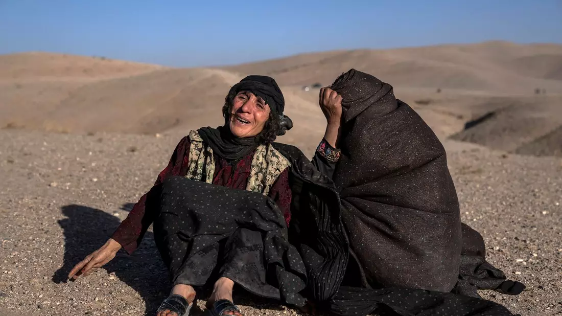 Afghanische Frauen trauern um Angehörige, die bei den Erdbeben ums Leben gekommen sind. - Bild: Ebrahim Noroozi/AP/dpa