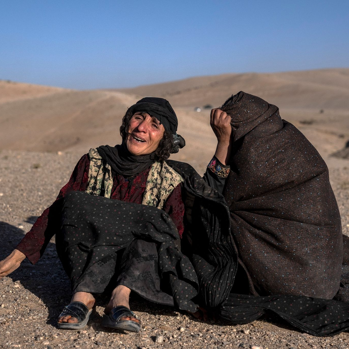 Afghanische Frauen trauern um Angehörige, die bei den Erdbeben ums Leben gekommen sind. - Foto: Ebrahim Noroozi/AP/dpa