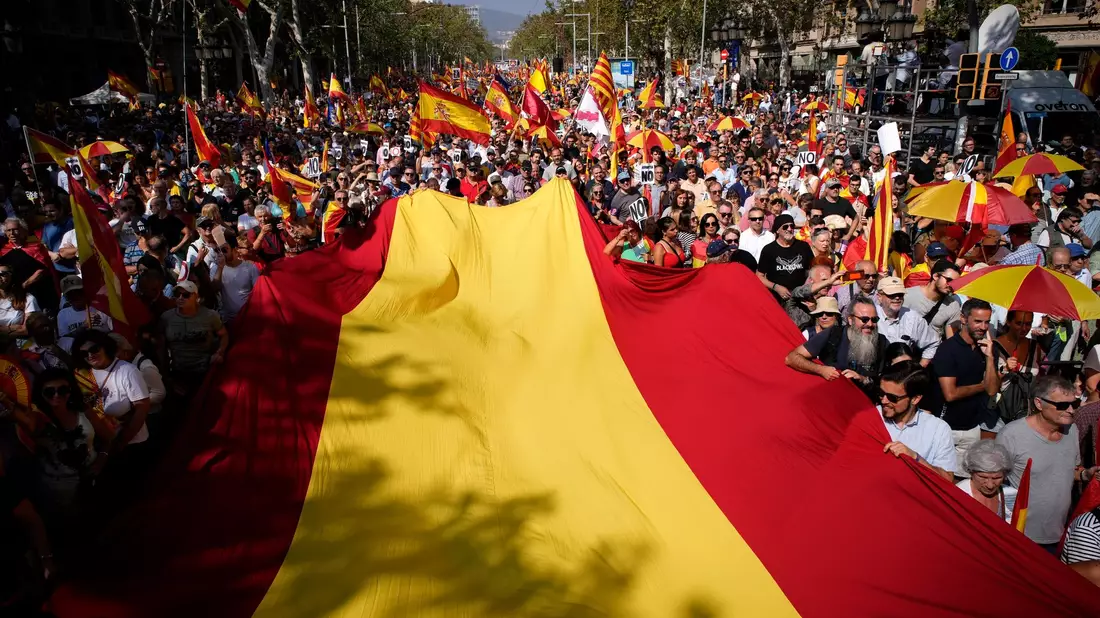 Demonstranten marschieren als Gegner der Unabhängigkeit Kataloniens auf der Straße. - Bild: Emilio Morenatti/AP