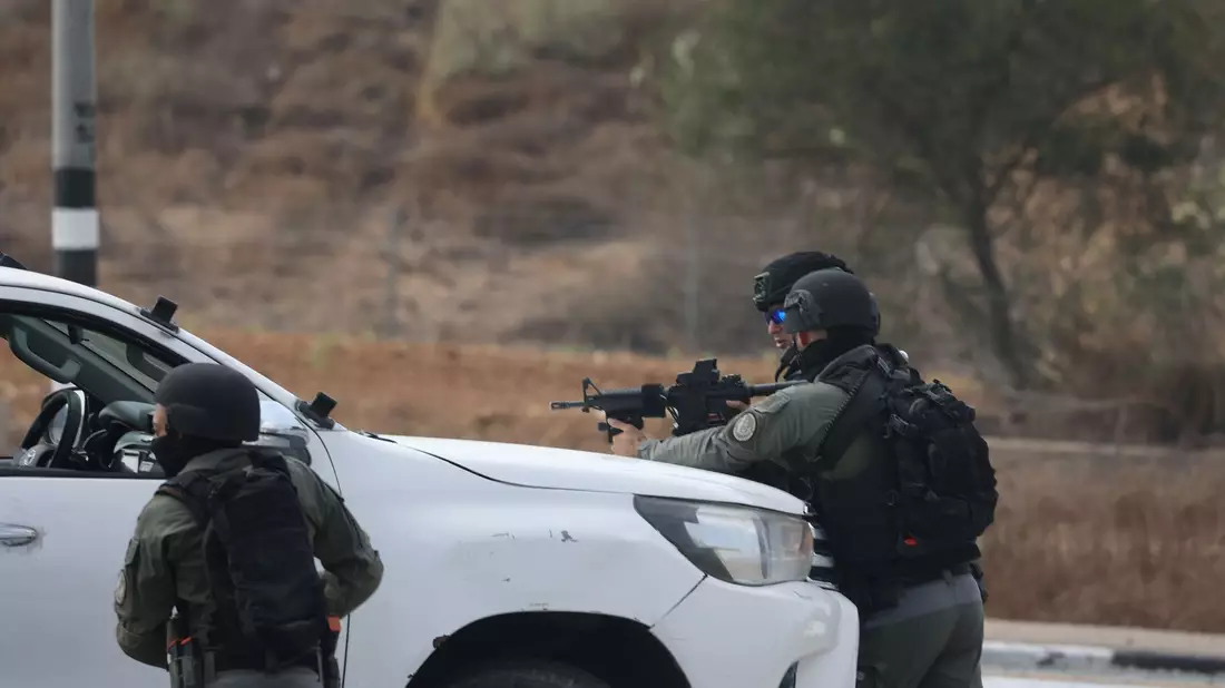 Israelische Soldaten sichern das Gelände in Sderot in der Nähe des Gazastreifens. - Bild: Ilia Yefimovich/dpa