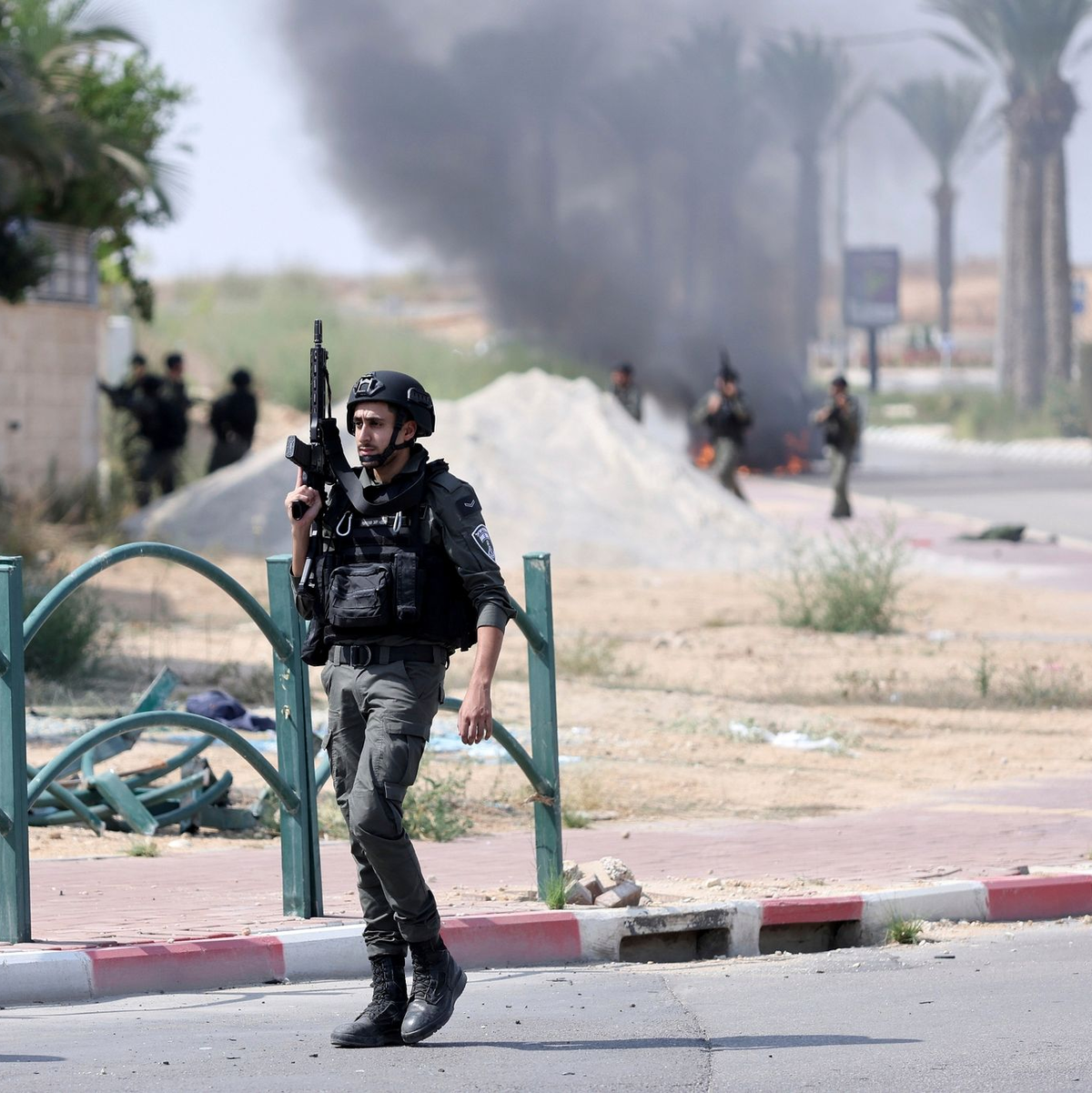 Israelische Soldaten in der Ortschaft Ofakim an der Grenze zum Gazastreifen. - Foto: Ilan Assayag/AP/dpa