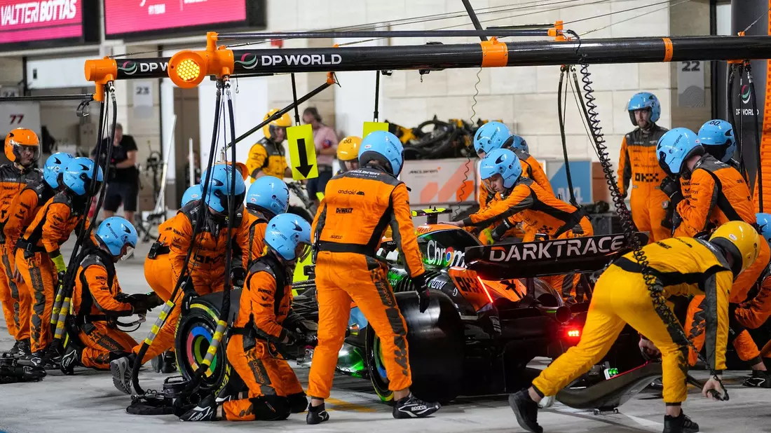 Auch McLaren-Pilot Lando Norris machte die Hitze zu schaffen. - Bild: Ariel Schalit/AP/dpa