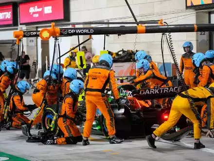 Auch McLaren-Pilot Lando Norris machte die Hitze zu schaffen. - Foto: Ariel Schalit/AP/dpa