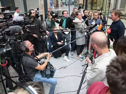 Bundestrainer Julian Nagelsmann bei der Pressekonferenz am Frankfurter Flughafen. - Foto: Arne Dedert/dpa