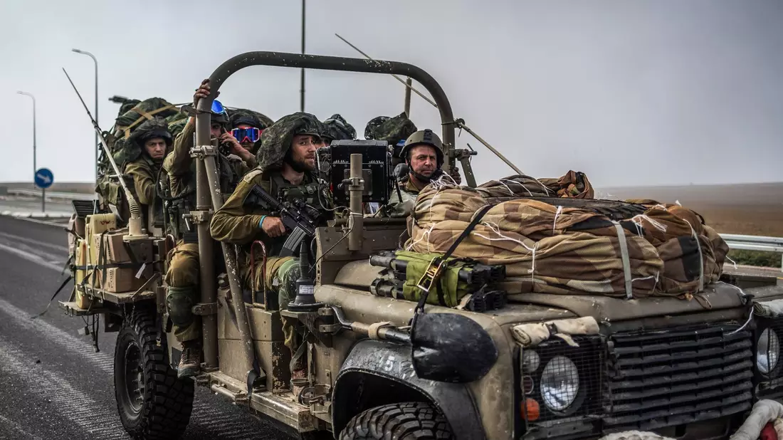Israelische Soldaten feuern nahe der Grenze zum Libanon eine mobile Haubitze ab (Archivbild). - Bild: Ilia Yefimovich/dpa