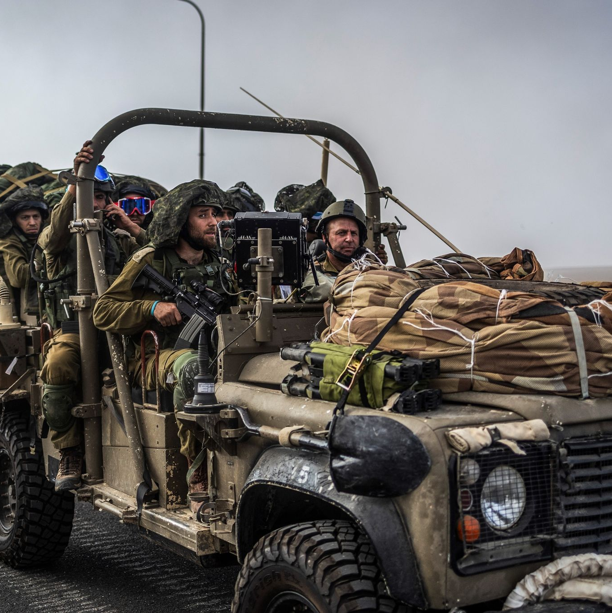 Israelische Soldaten in einem Militärfahrzeug im Grenzort Sderot. - Foto: Ilia Yefimovich/dpa