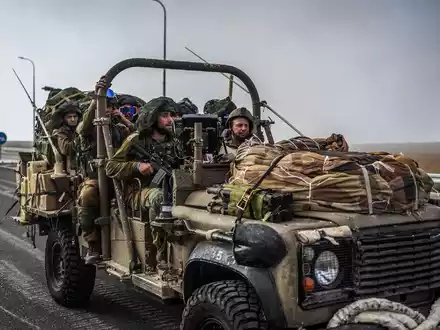 Israelische Soldaten feuern nahe der Grenze zum Libanon eine mobile Haubitze ab (Archivbild). - Foto: Ilia Yefimovich/dpa