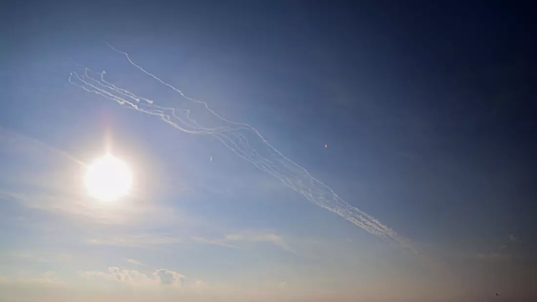 Sperrfeuer von Raketen, die vom Gazastreifen auf Israel abgefeuert wurden. In Tel Aviv, Jerusalem und in anderen Städten Israels hat es wieder Raketenalarm gegeben. - Bild: Rizek Abdeljawad/XinHua/dpa