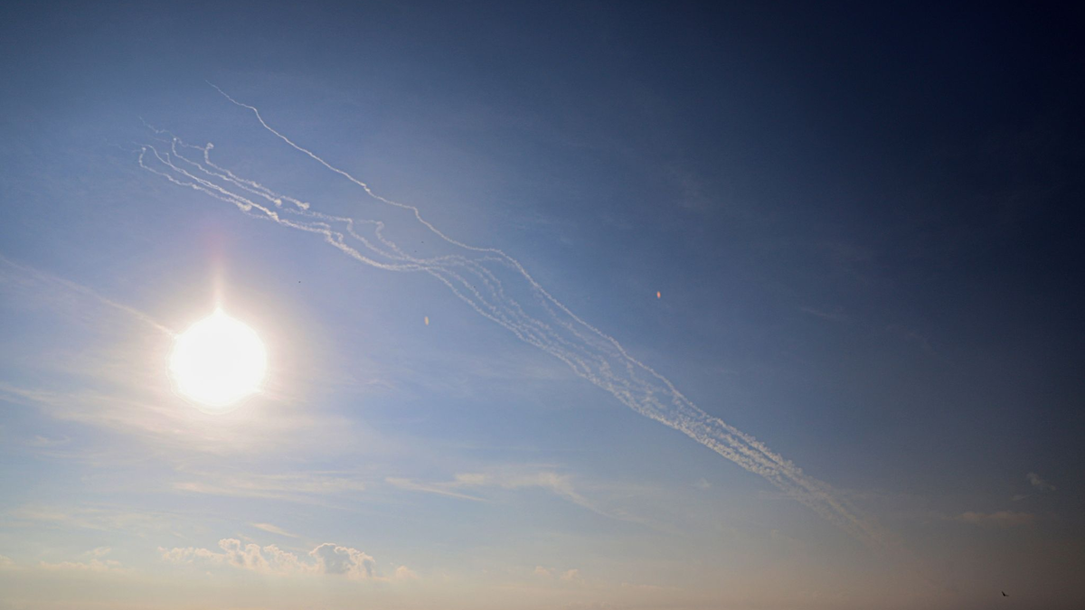 Sperrfeuer von Raketen, die vom Gazastreifen auf Israel abgefeuert wurden. In Tel Aviv, Jerusalem und in anderen Städten Israels hat es wieder Raketenalarm gegeben. - Foto: Rizek Abdeljawad/XinHua/dpa