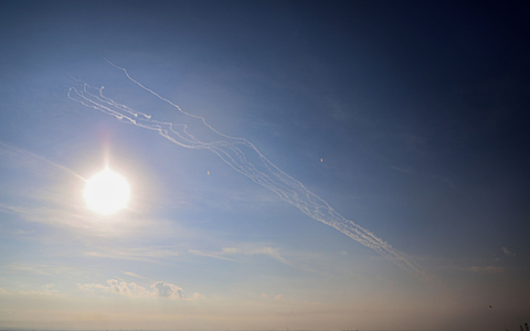 Sperrfeuer von Raketen, die vom Gazastreifen auf Israel abgefeuert wurden. In Tel Aviv, Jerusalem und in anderen Städten Israels hat es wieder Raketenalarm gegeben. - Foto: Rizek Abdeljawad/XinHua/dpa