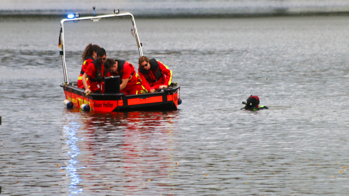 Einsatzkräfte der DLRG bei einer Suchaktion am 3. Oktober. Jetzt ist der vermisste Junge tot geborgen worden. - Foto: Brandon Lee Posse/dpa