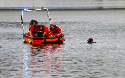Einsatzkräfte der DLRG bei einer Suchaktion am 3. Oktober. Jetzt ist der vermisste Junge tot geborgen worden. - Foto: Brandon Lee Posse/dpa