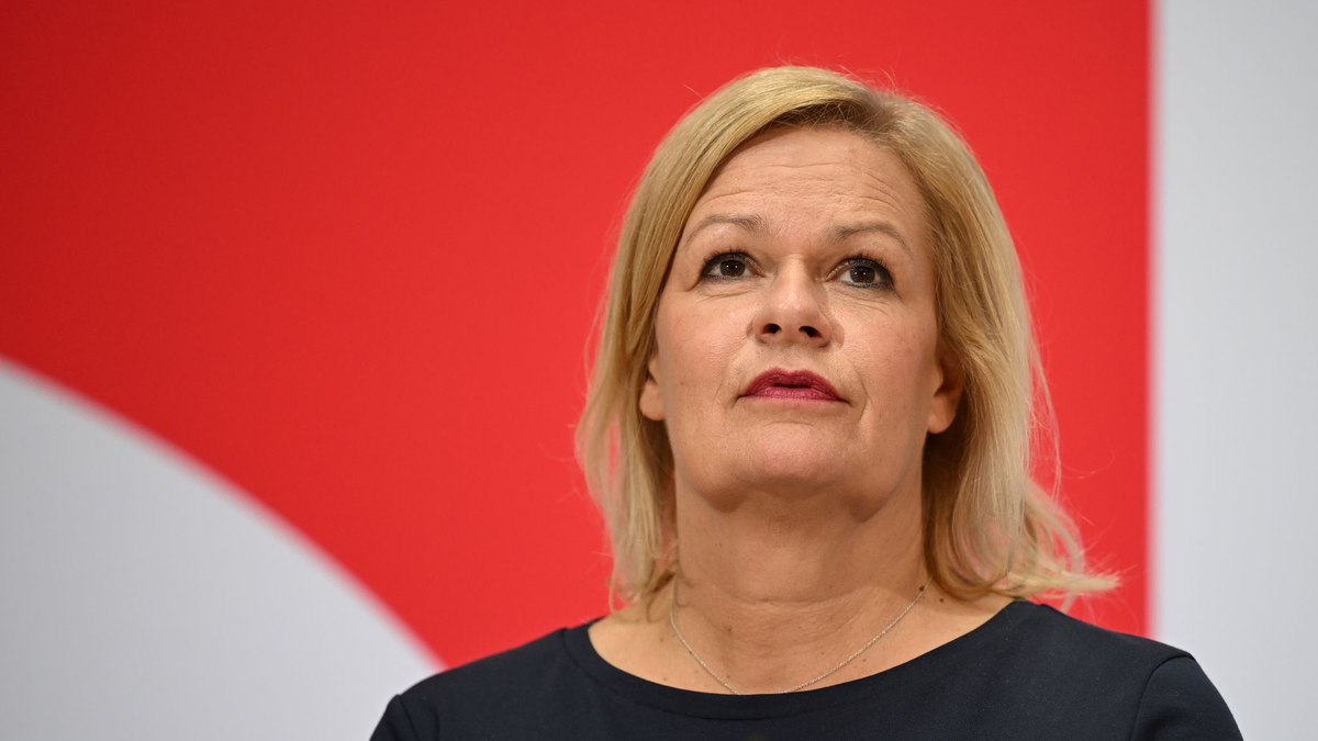 SPD-Spitzenkandidatin in Hessen und Bundesinnenministerin Nancy Faeser: Die SPD hatte bei der Landtagswahl am Sonntag mit 15,1 Prozent ihr schlechtestes Ergebnis in Hessen erzielt. - Foto: Soeren Stache/dpa