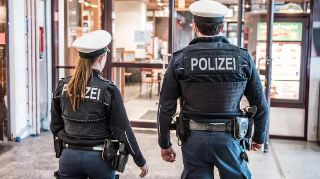 Bundespolizeidirektion München: Rollstuhlfahrer attackiert Bundespolizisten und wirft Barhocker nach ihnen - Bild: presseportal.de